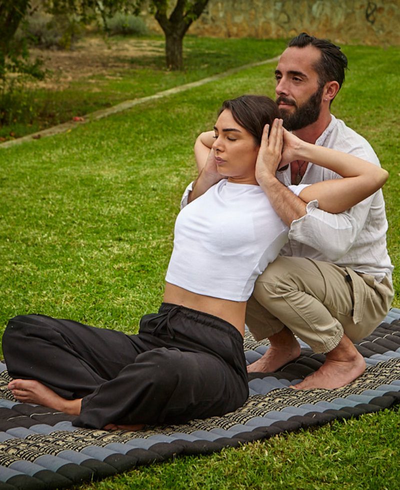 "antonio bellomo doing a thai massage in mallorca"