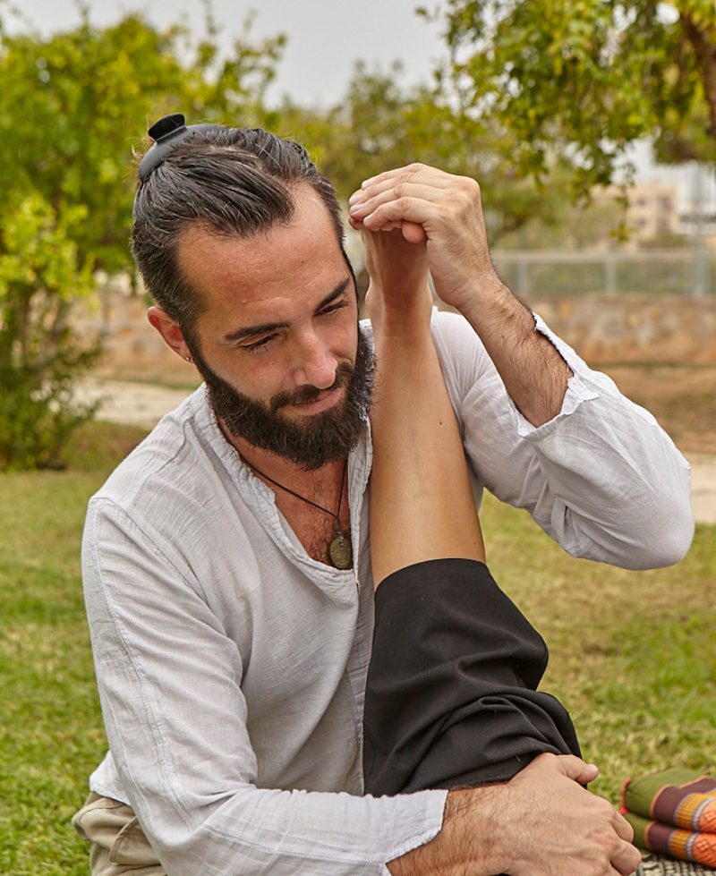 "antonio bellomo doing a thai massage in mallorca"